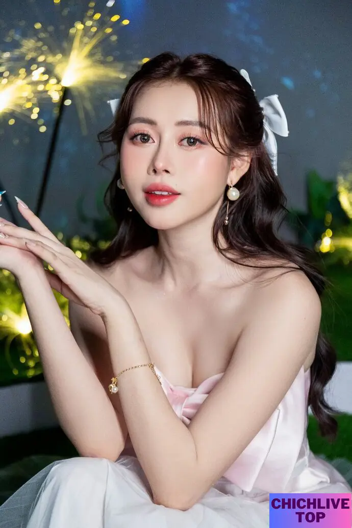 Idol Tiktok Việt Phương Thoa Khoe Body Hấp Dẫn Hình 2