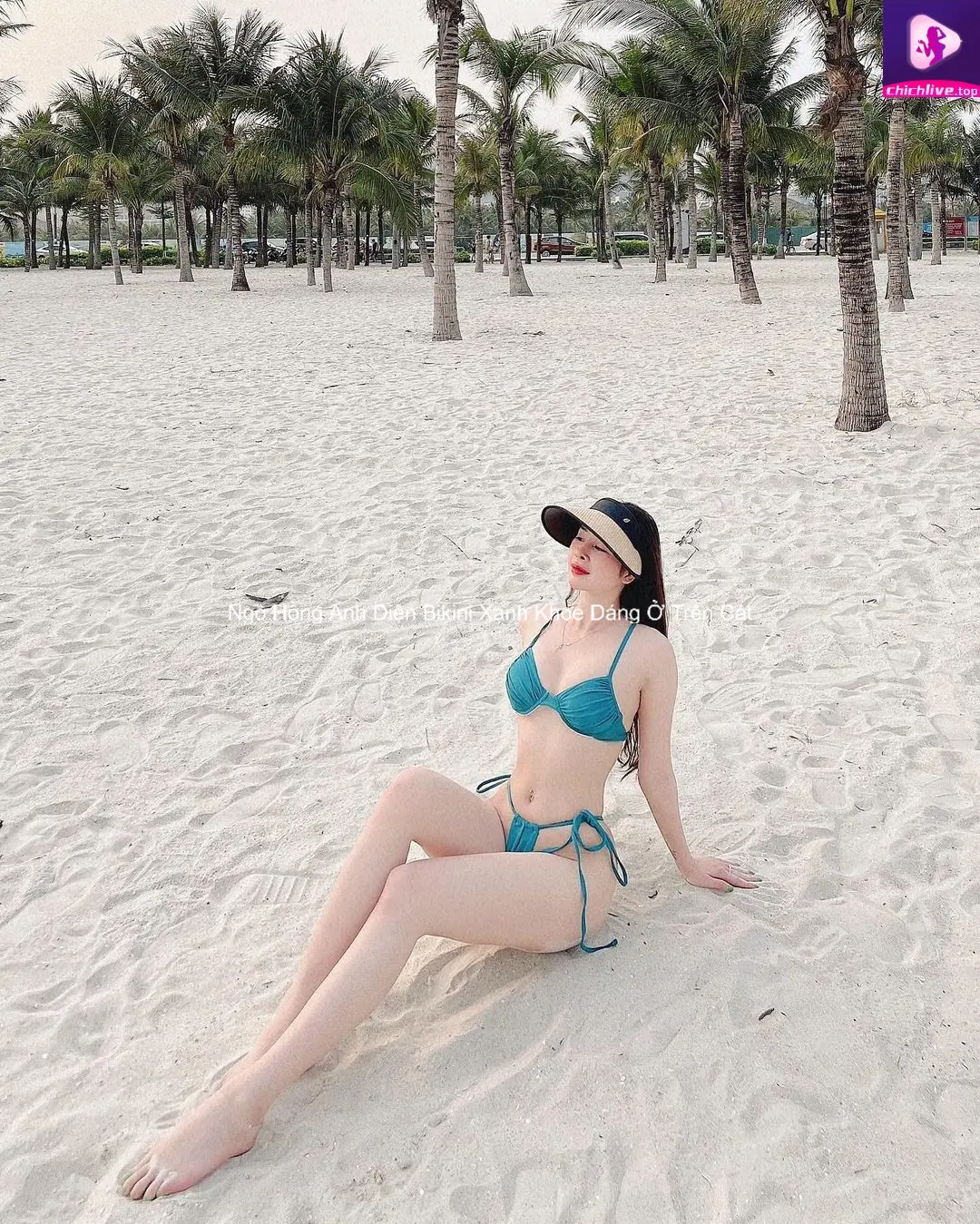 Ngô Hồng Anh Diện Bikini Xanh Khoe Dáng Ở Trên Cát 1