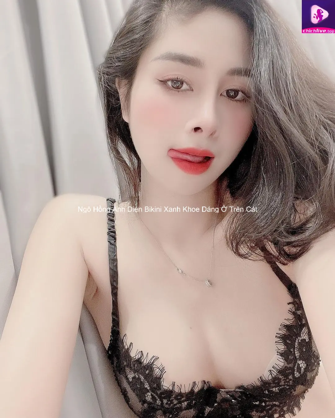 Ngô Hồng Anh Diện Bikini Xanh Khoe Dáng Ở Trên Cát 2