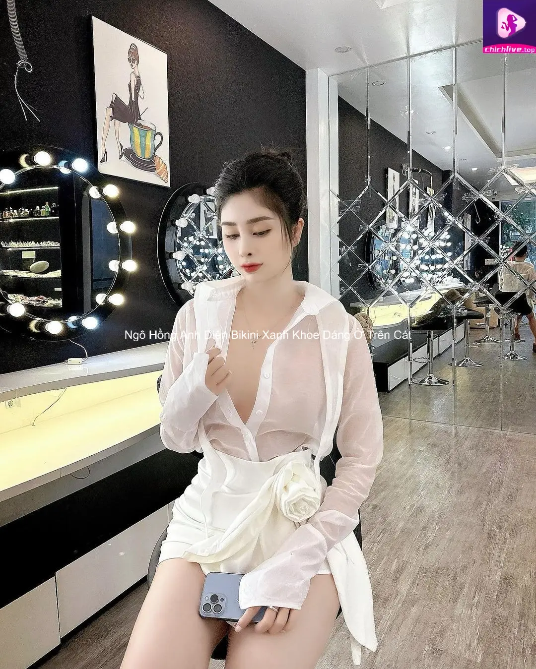 Ngô Hồng Anh Diện Bikini Xanh Khoe Dáng Ở Trên Cát 3