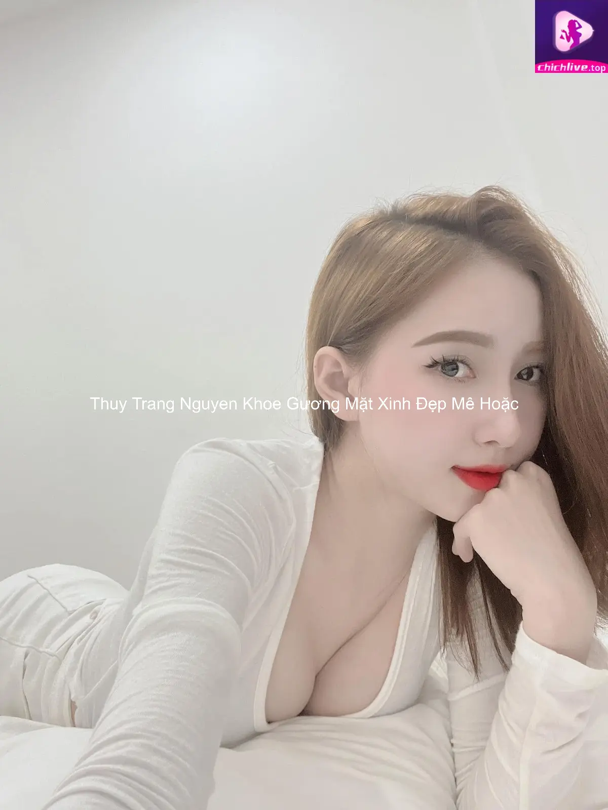 Thuy Trang Nguyen Khoe Gương Mặt Xinh Đẹp Mê Hoặc 7